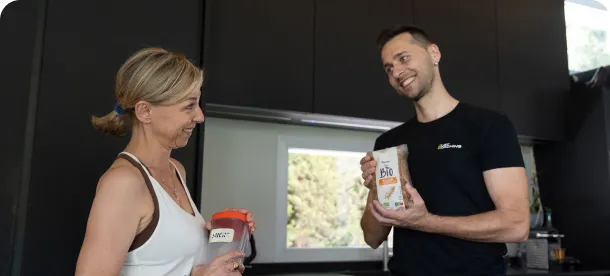 Un coach conseille une cliente sur son alimentation
