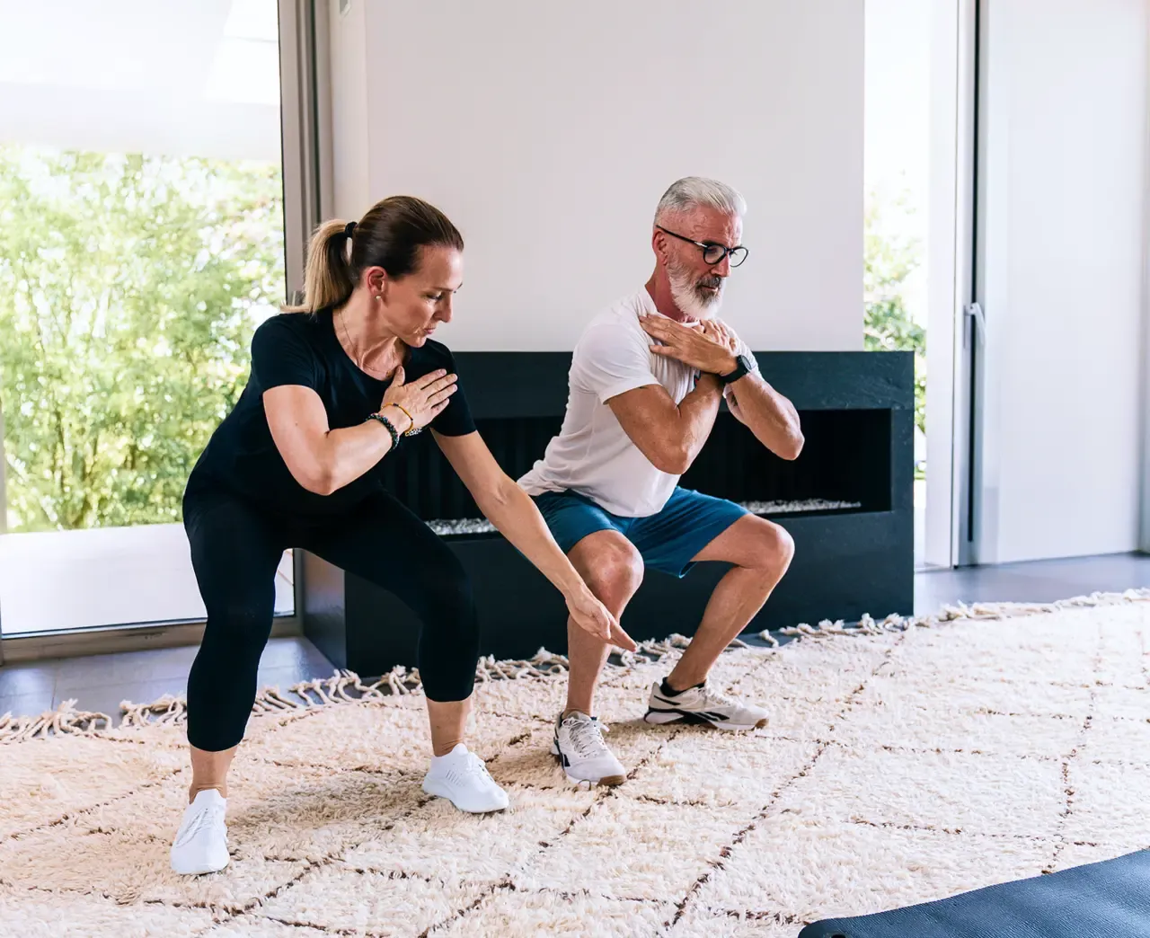 Séance de coaching sportif en intérieur - exercice de squat