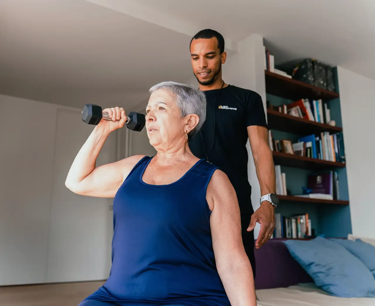 Séance de coaching sportif à domicile - Exercice de musculation avec poids