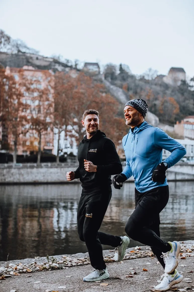 Exercice de planche avec un coach à domicile