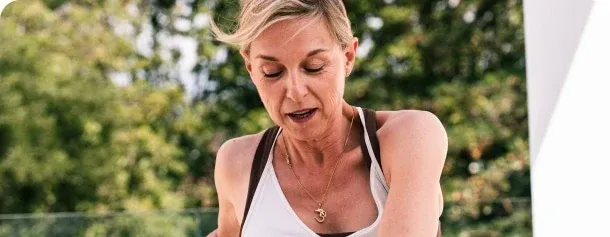 Photo d'une femme qui pratique une séance de pilates